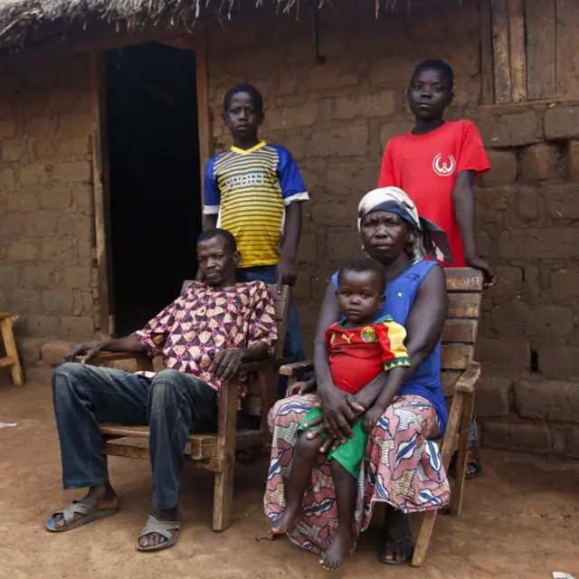 Guy na Nelson wakiwa pamoja na Henriette na Jean-Philippe