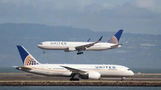 İki United Airlines uçağı