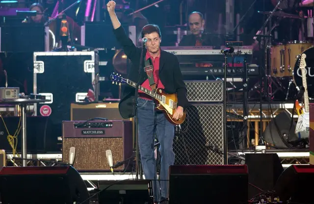 Пол Маккартни на концерте в честь Золотого юбилея королевы Елизаветы Второй в саду Букингемского дворца. 3 июня 2002 г.