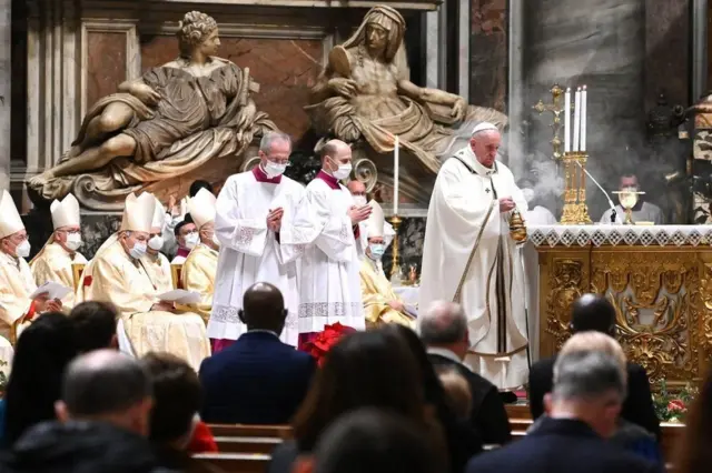 Papa Francis, Vatikan'daki St Peter Bazilikası'nda yapılan Noel ayinini yönetti.