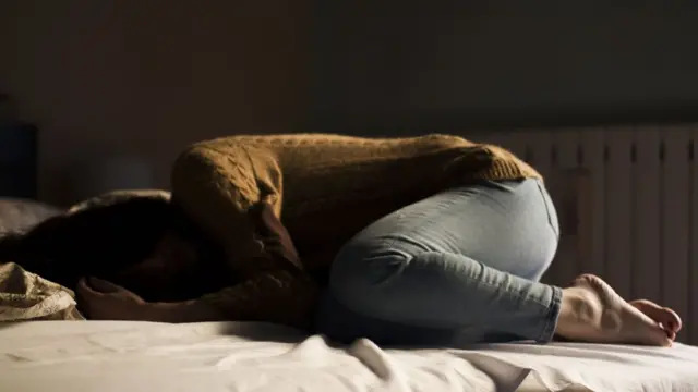 депресія, жінка, ліжко