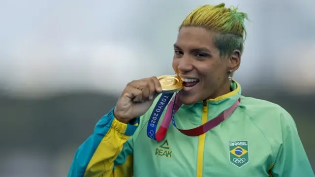 Ana Marcela morde medalhabetsul 3.0ouro