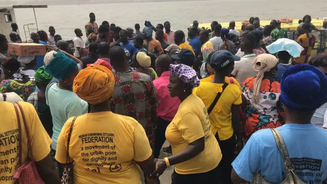 Awọn olugbe agbegbe Tarkwa Bay ti wọn di ẹru wọn silẹ