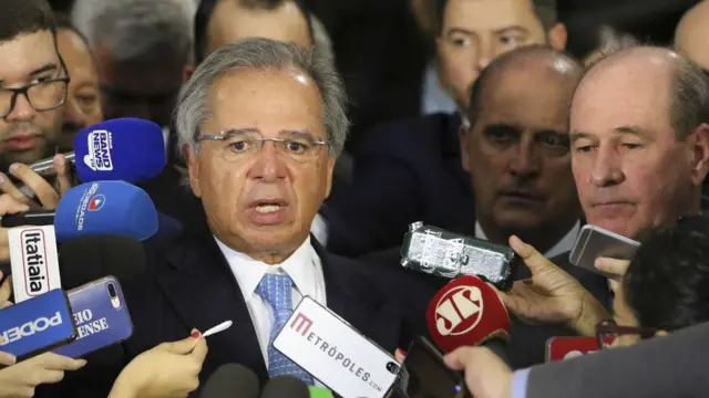 Paulo Guedes dá entrevista no Brasil