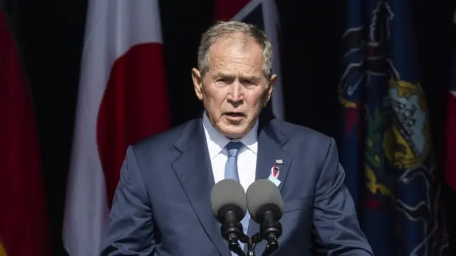 9/11当時の大統領だったブッシュ氏は、ユナイテッド航空93便が墜落した現場の式典に出席した（11日、ペンシルヴェニア州シャンクスヴィル）