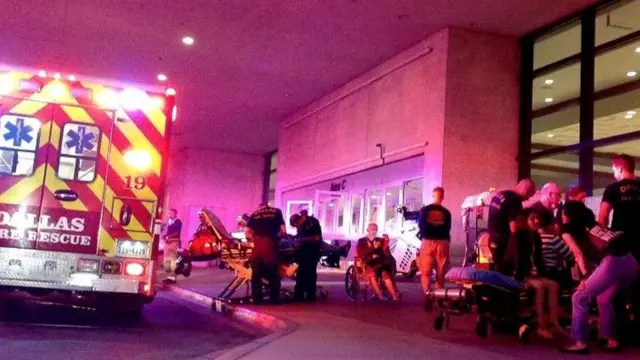 Paramédicos atienden a las personas quemadas tras caminar sobre carbones ardientes en el centro de convenciones Kay Bailey Hutchison.