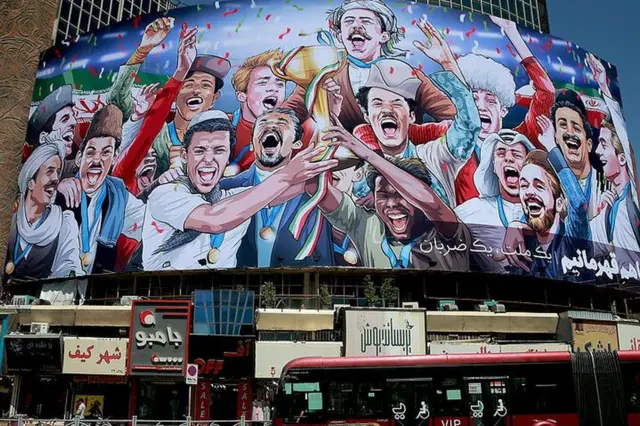 یکی از اعضای هیات رییسه شورای شهر تهران از سازمان زیباسازی شهرداری تهران خواست که نسبت به اصلاح این بیلبورد اقدام کند