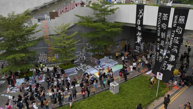 金钟附近参加集会的人群和标语