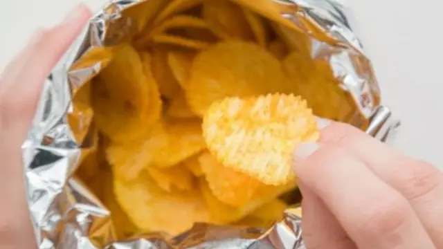 স্বাদ-গন্ধের ক্ষমতা ফিরে আসছে কিনা তা বুঝতে ড্যান এখন প্রতিদিনই লবণ-ভিনেগার মেশানো আলুর চিপস খাচ্ছেন