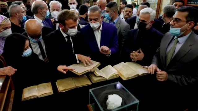 ماكرون والكاظمي في مرقد شيعي