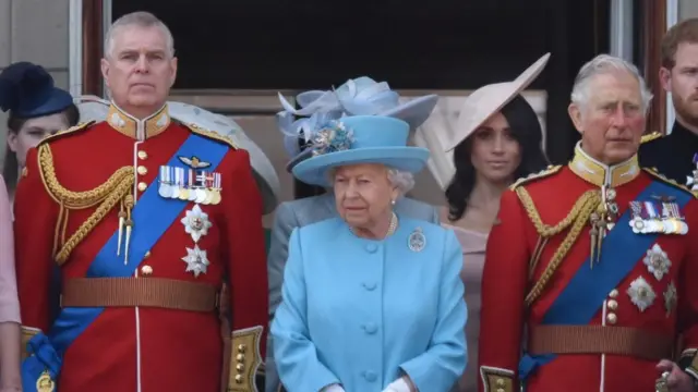 Andrés, la reina y el príncipe Carlos.