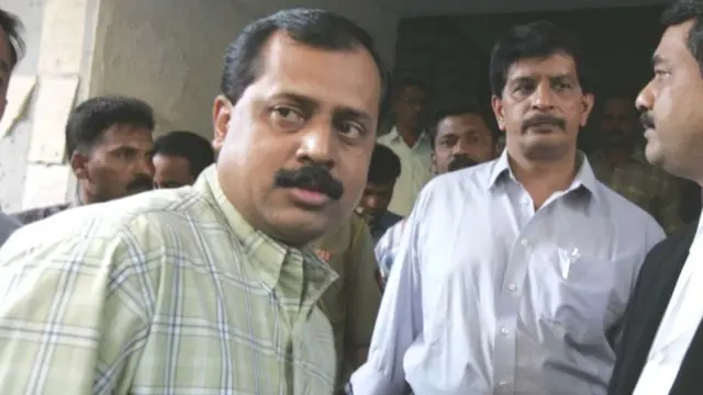 પોલીસ અધિકારી પ્રદીપ શર્મા અને સચીન વાઝે