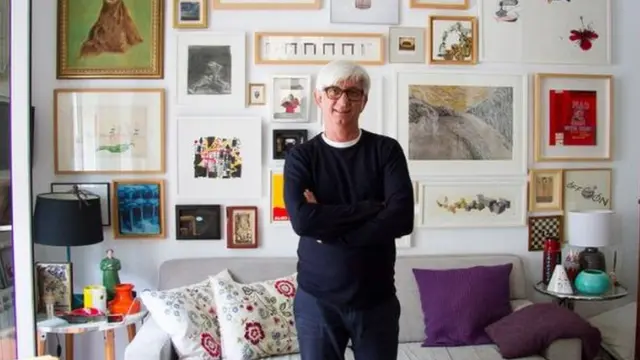 푸엔테스가 사는 아파트의 벽은 꼭대기부터 바닥까지 동료 예술가들의 작품으로 장식돼 있다