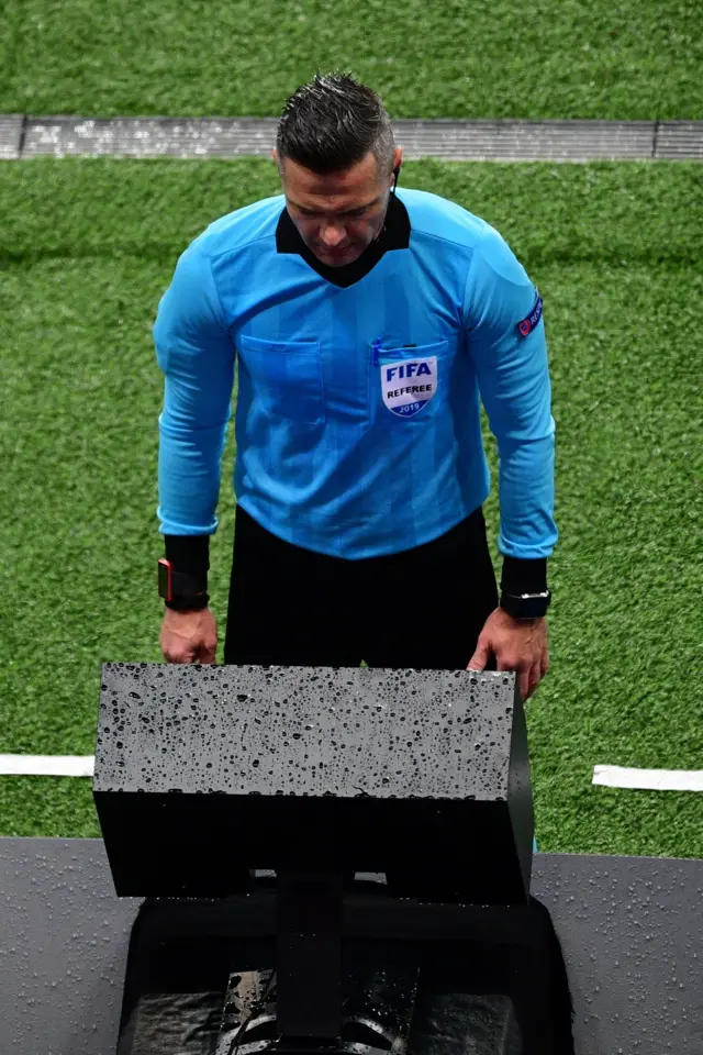 Umusifuzi Damir Skomina mu mukino wa Manchester United na Paris St Germain, i Paris itariki 06/03/2019