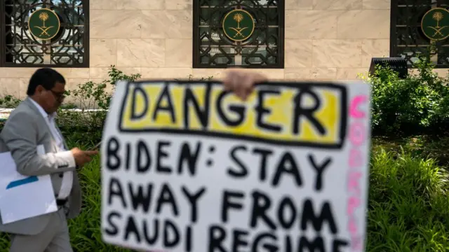 ওয়াশিংটনে সৌদি দূতাবাসের সামনে মানবাধিকার কর্মীদের সমাবেশে সৌদি আরবে না যাওয়ার জন্য মি. বাইডেনের প্রতি আহ্বান
