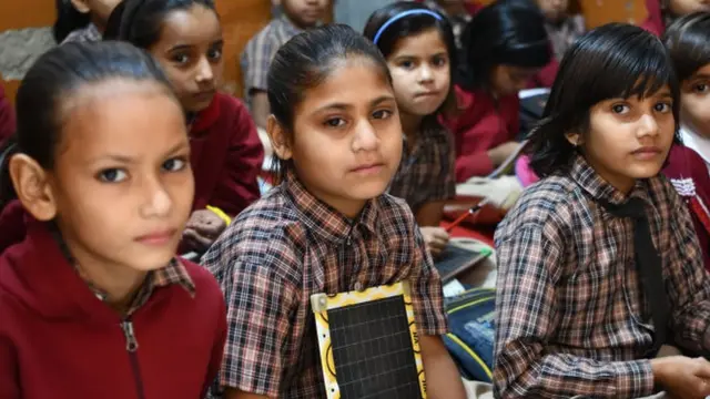 સ્કૂલમાં છોકરીઓ