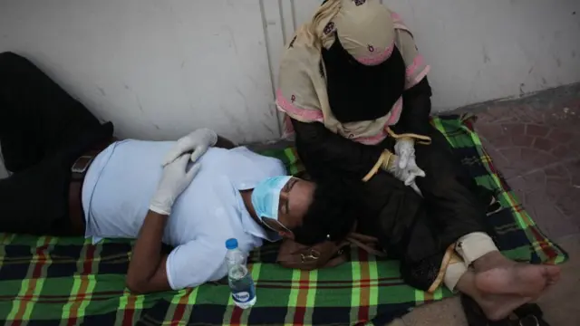 বিশেষজ্ঞরা বলছেন, অন্য সময়ের তুলনায় এখন করোনাভাইরাসে আক্রান্ত পরিবারগুলোকে অনেক বেশি মানসিক চাপের মুখোমুখি হতে হচ্ছে