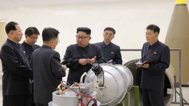 Líder norte-coreano, Kim Jong-un (no centro), conversa com militares