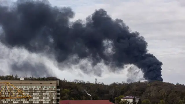 أعمدة الدخان في لفيف عقب إطلاق صواريخ روسية.
