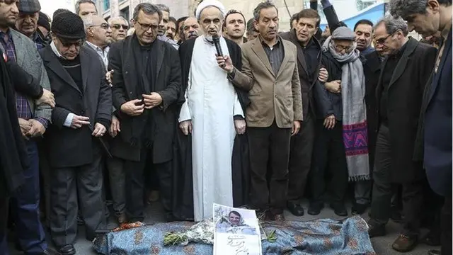 نماز میت برای پوران شریعت رضوی در پیاده‌روی کنار حسینیه ارشاد با حضور احمد منتظری و احسان شریعتی