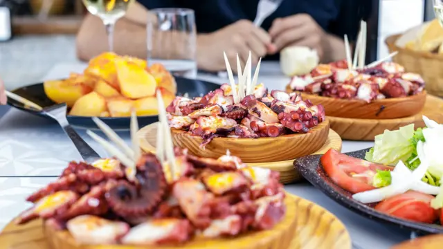 mesa com 'Pulpo a la Gallega'