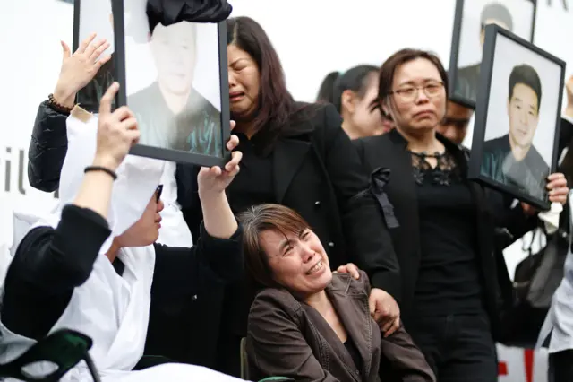 刘少尧遗孀（中）在悼念仪式上（2/4/2017）