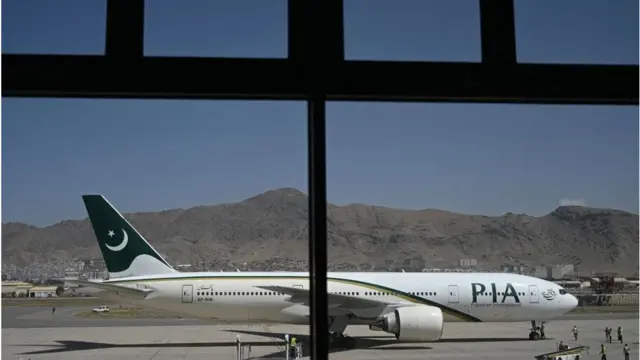 সোমবার কাবুল বিমানবন্দরে পাকিস্তান এয়ারলাইন্সের একটি যাত্রী বিমান