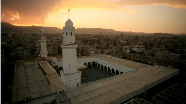 Pemandangan Jami al Kabir atau Masjid Agung Sana'a, yang diyakini sebagai salah satu masjid pertama di Yaman dan salah satu yang tertua di Dunia Islam.