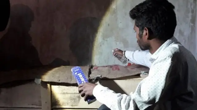 લાશ પાસે વ્યક્તિ