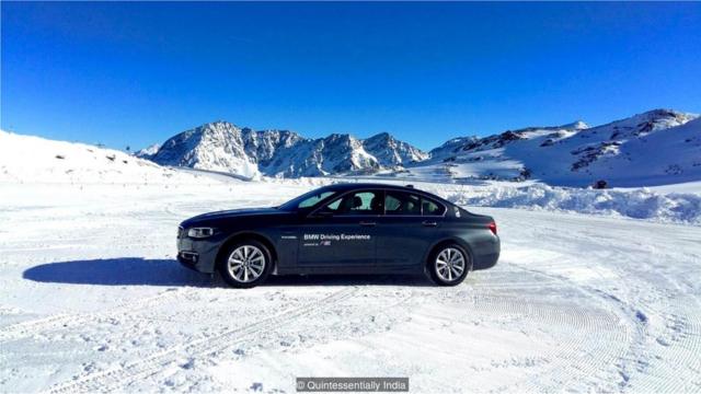 Carrostatus pokerstarsmontanha com neve