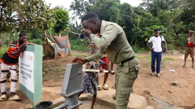 Osaretin dey drink from di water