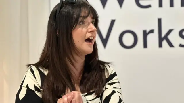 أمبر تلقي خطابا