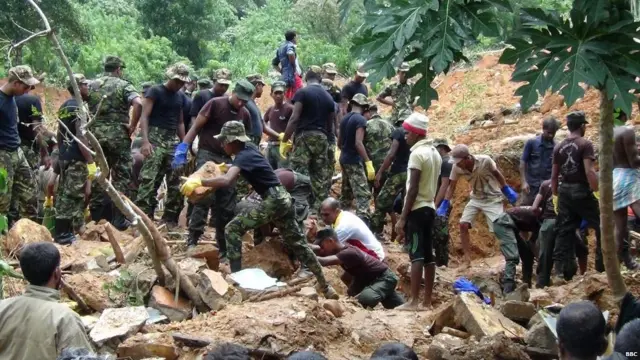 රත්නපුර දිස්ත්‍රික්කයේ බේරාගැනීමේ මෙහෙයුම්වල නිරතව සිටින හමුදාව