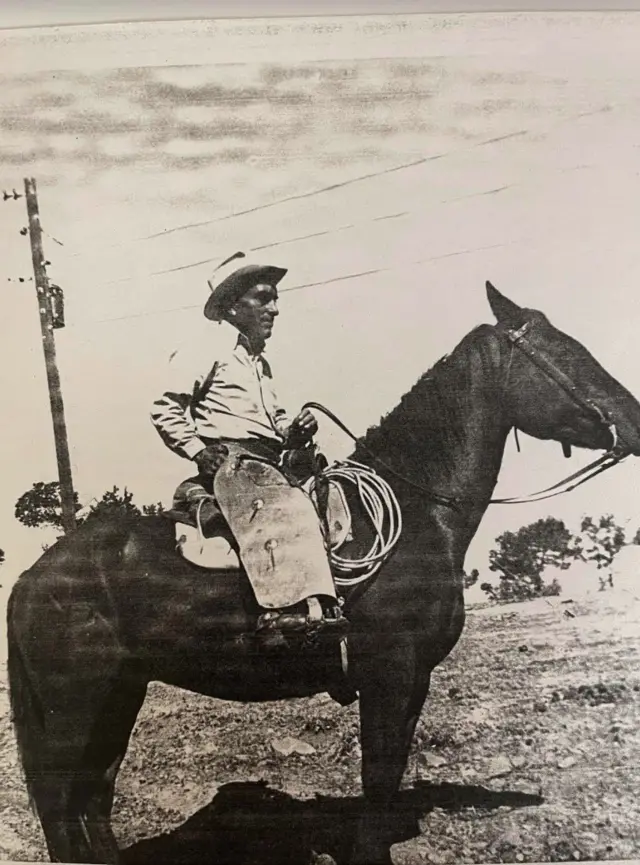 Em 1945, os moradores da região viviamdelai retrait zebetranchos isolados ou pequenas comunidades rurais, onde criavam animais, plantavam frutas e legumes e captavam água da chuva para consumo. Na foto, Demecio Peralta