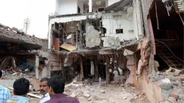 પેટલાવાડમાં નુકસાન પામેલ મકાન