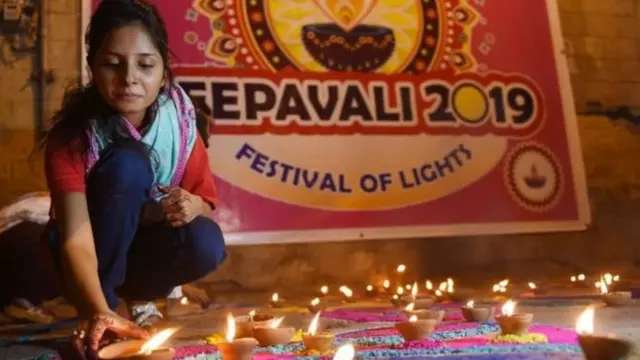 पाकिस्तान के कराची में दिवाली का उत्सव मनाती महिला