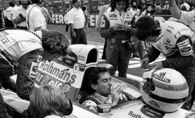 Ayrton Senna sentado en su Williams antes de la carrera en el circuito de Imola en 1994.