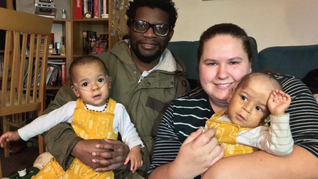 Дейниол (слева) и Дилан почти через год после рождения, с отцом Ксави и матерью Ханной