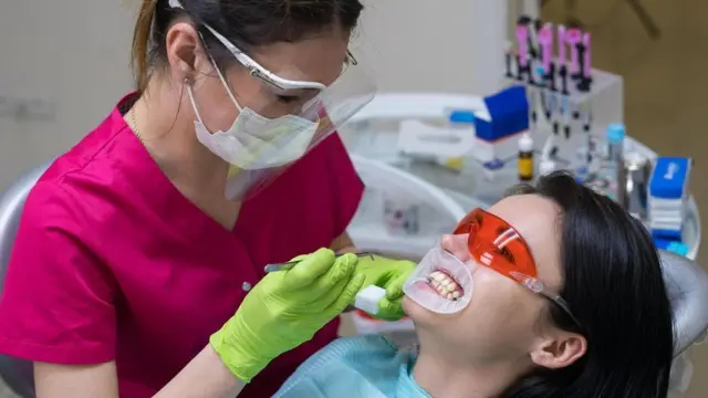 Стоматолог