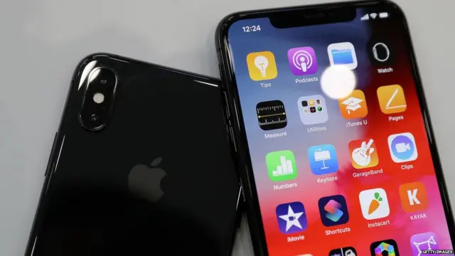 he new Apple iPhone Xs (L) and iPhone Xs Max (R) are displayed during an Apple special even
