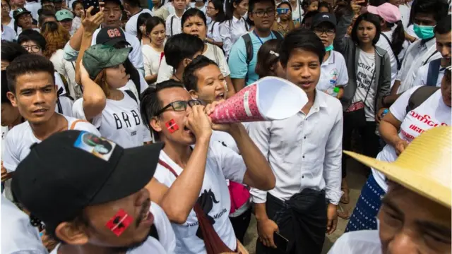 ဆူပူ ဆန္ဒပြစေရန် လှုံ့ဆော်မှုအရေးအသားတွေ နဲ့ပက်သက်ပြီး ဆက်လက်စစ်ဆေးထုတ်ပြန် သွားမယ်လို့လည်း ရဲတပ်ဖွဲ့ ကပြော