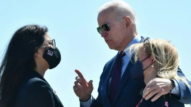 ফিলিস্তিনি বংশোদ্ভূত কংগ্রেস সদস্য রাশিদা তালিব প্রেসিডেন্ট বাইডেনের মুখোমুখি হয়ে গাযায় ইসরায়েলি বোমা হামলার প্রতিবাদ করছেন