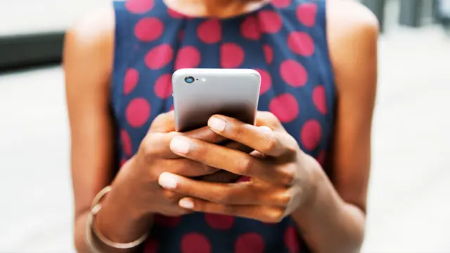 Quelqu'une qui utilise un téléphone
