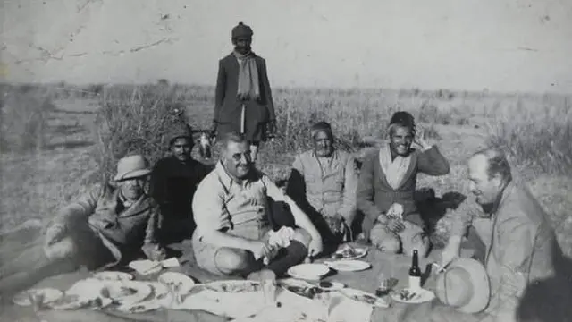 کرنل وڈ، کپتان فریڈی ینگ اور جِم کاربٹ