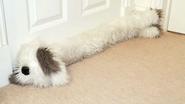 Qapıların altını qapatmaq üçün adi süngərlərlə yanaşı, dekorativ əşyalardan da istifadə etmək olur