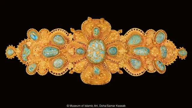 "玫瑰王朝"展覽從世界各地過400多家博物館與私人展館借來展品,上圖是其中的一件——一個裝飾束扣。