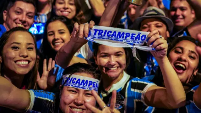 Seguidores del Gremio celebran una victoria.