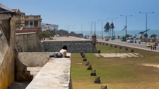 Un niño mira al mar desde uno de los baluartes de Cartagena de Indias.