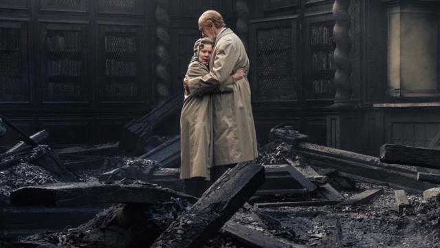 Стонтон и Прайс в ролях королевы и Филиппа в сгоревшем помещении Виндзорского замка