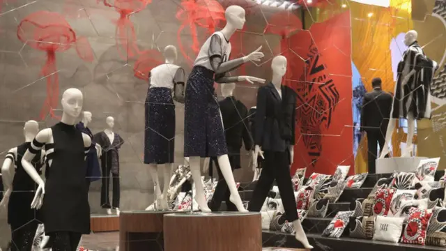 மருத்துவ ரீதியில் ஆரோக்கமற்ற, நம்பத்தகாத விளம்பர பெண் பொம்மைகள்